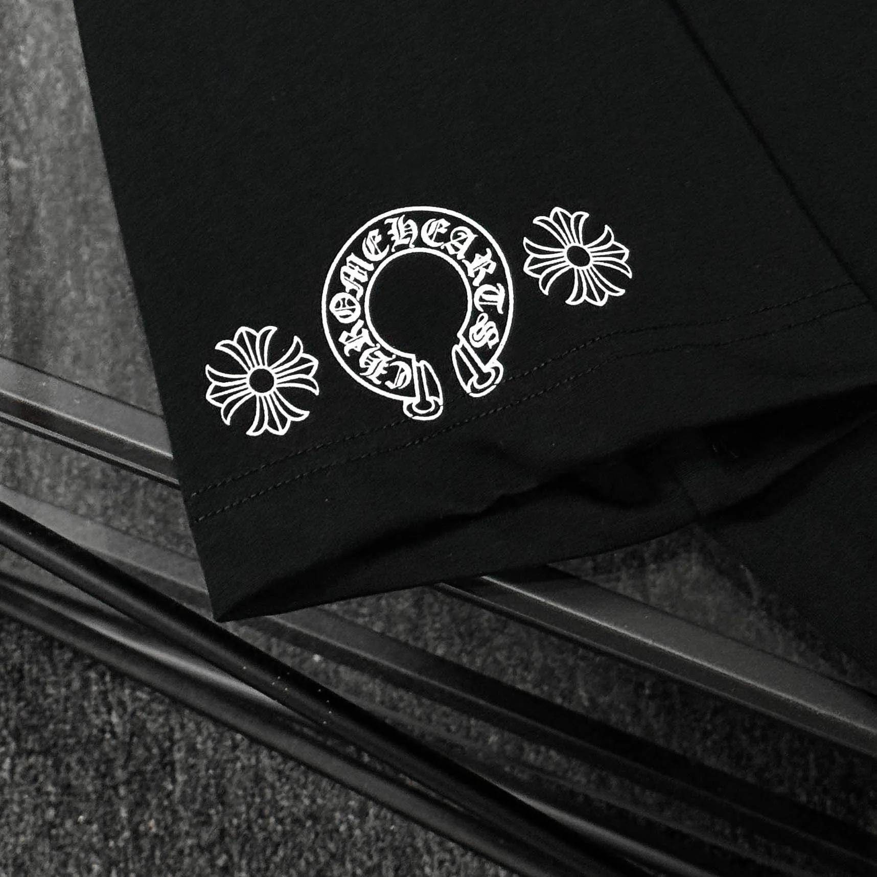 P170 Chrome Hearts Chrome Hearts 25 high-end versions. The fabric is made of 300 grams of high-density pure cotton. It does not deform or shrink. It has three labels. It is the same style for men and women. Technology: Digital printing. Color: White. Black. SIZE: S-XL.